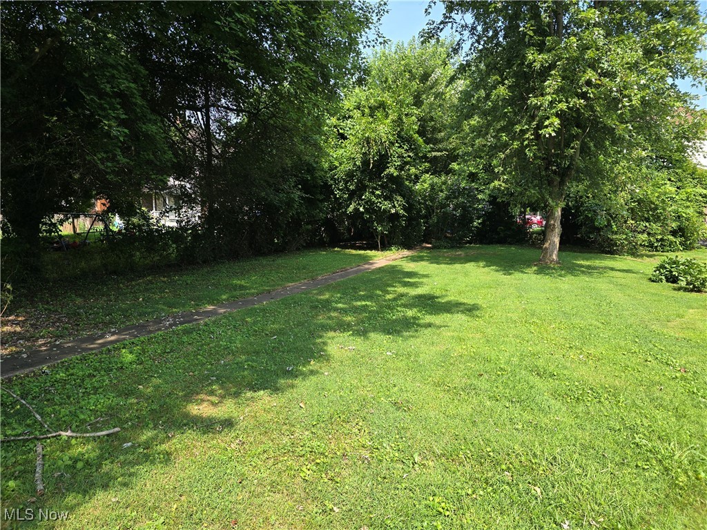 610 Dryden Road Zanesville, OH 43701 - Photo 11 of 13 View of grassy yard