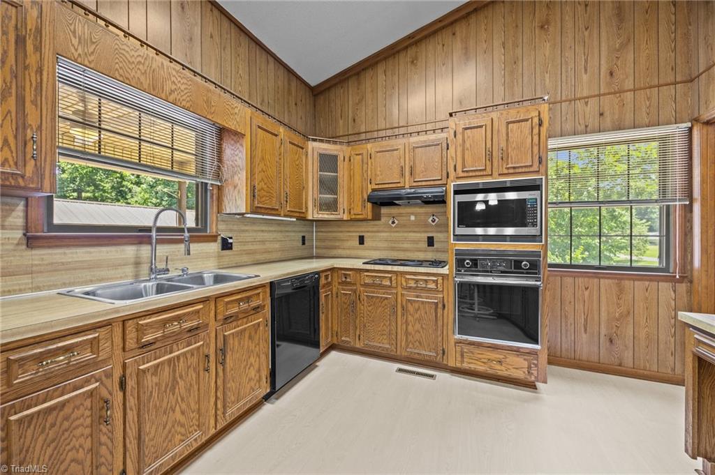 155 Spring Hollow Road High Point, NC 27262 - Photo 11 of 49 Gallery Image 11