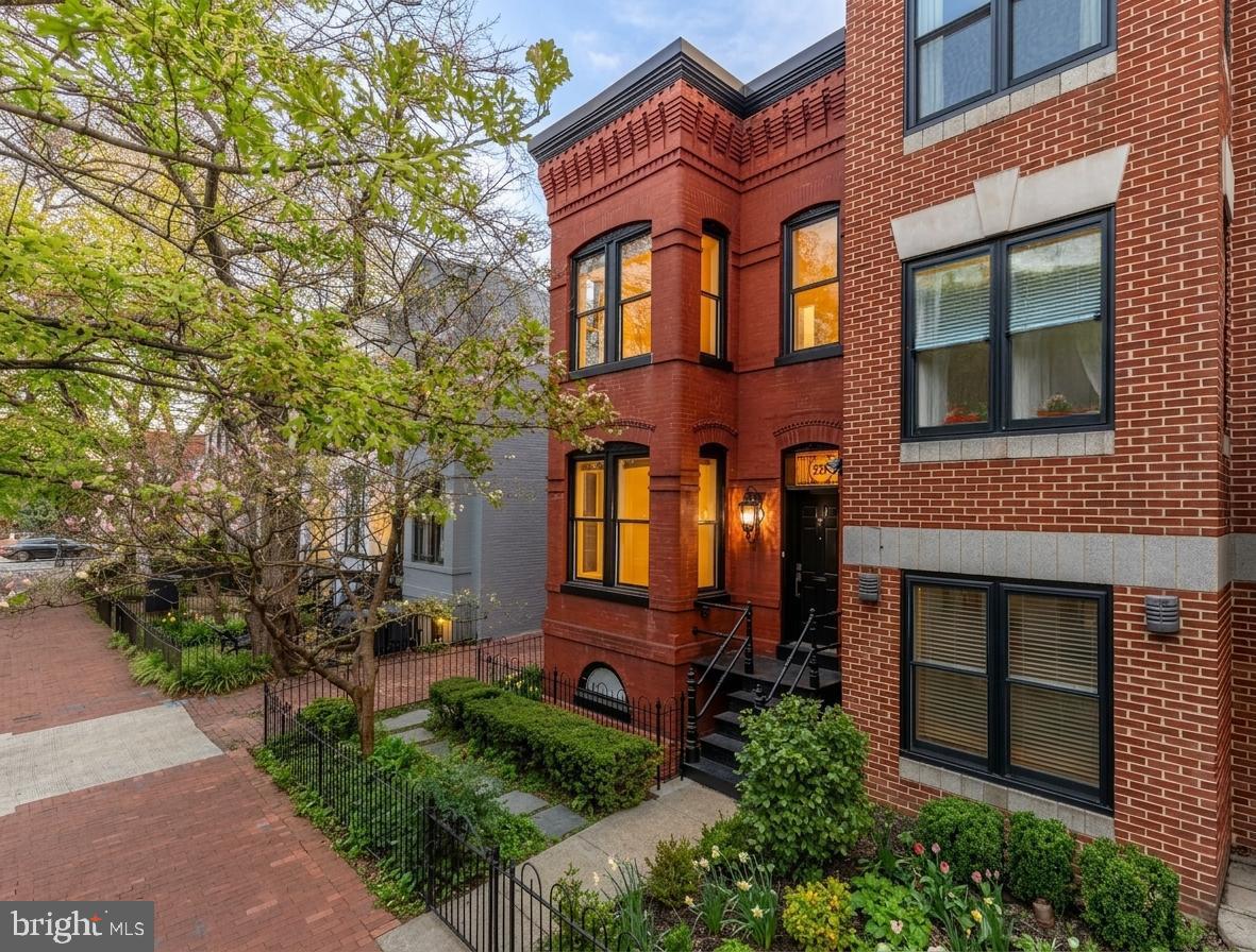 329 8th Street Northeast Washington, DC 20002 - Photo 1 of 52 Image is virtually altered