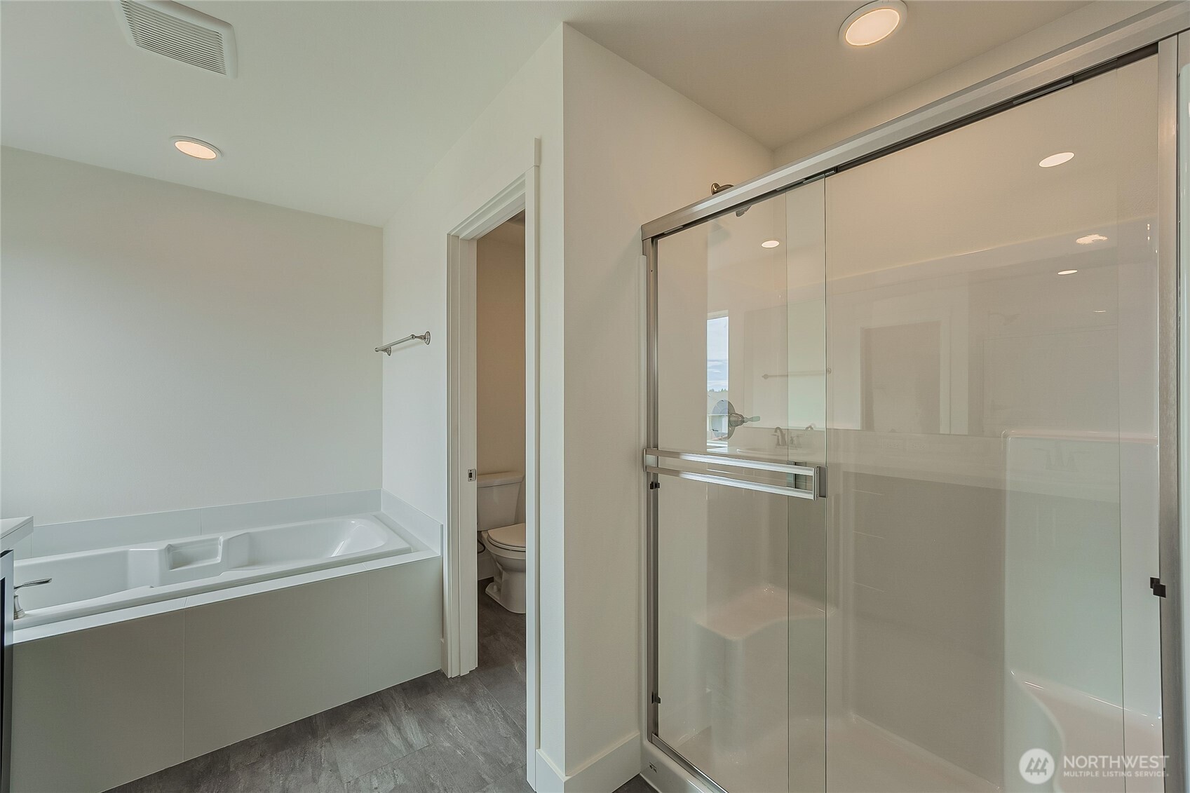 404 Pagget Avenue Winlock, WA 98596 - Photo 19 of 40 a bathroom with a bathtub and a shower