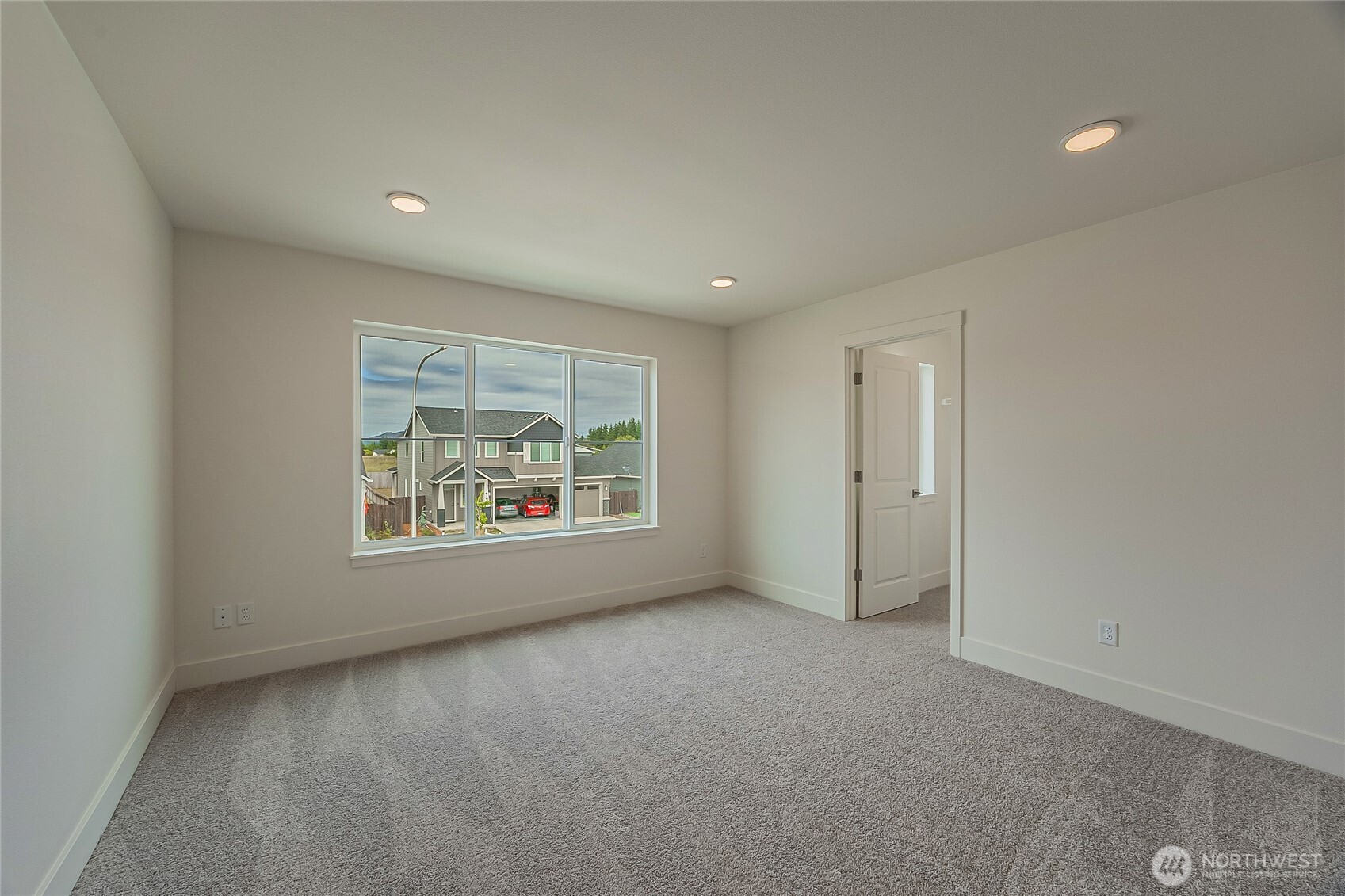 404 Pagget Avenue Winlock, WA 98596 - Photo 21 of 40 an empty room with windows