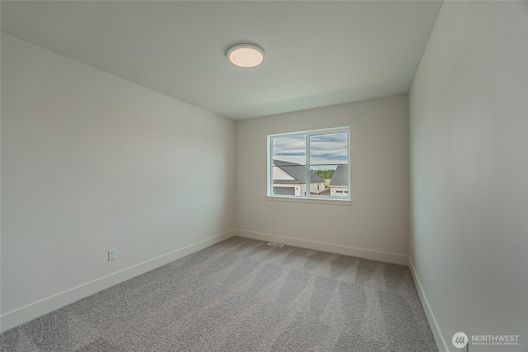 404 Pagget Avenue Winlock, WA 98596 - Photo 25 of 40 an empty room with windows