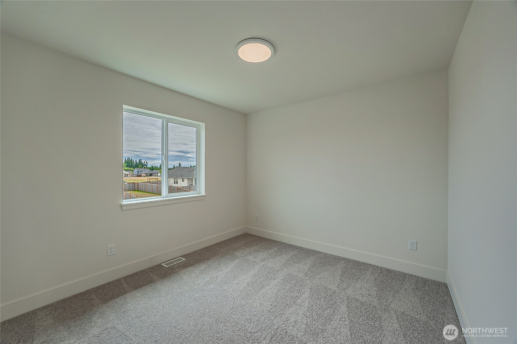 404 Pagget Avenue Winlock, WA 98596 - Photo 27 of 40 an empty room with a window