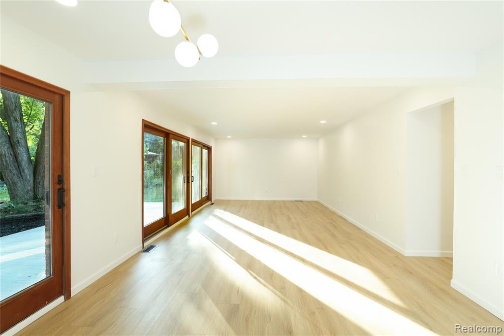 24095 Farmington Road Farmington, MI 48336 - Photo 12 of 51 Gallery Image 12