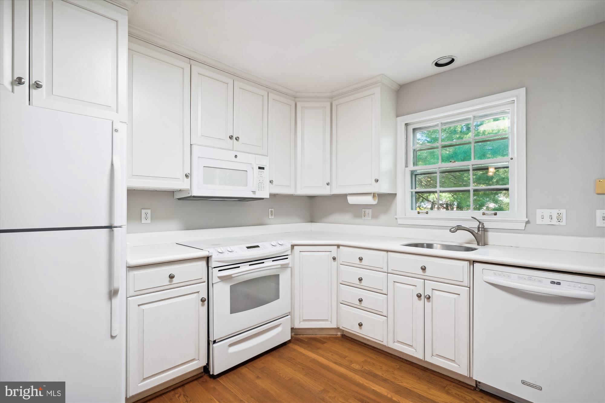 11909 Smoketree Road Potomac, MD 20854 - Photo 13 of 52 Kitchen