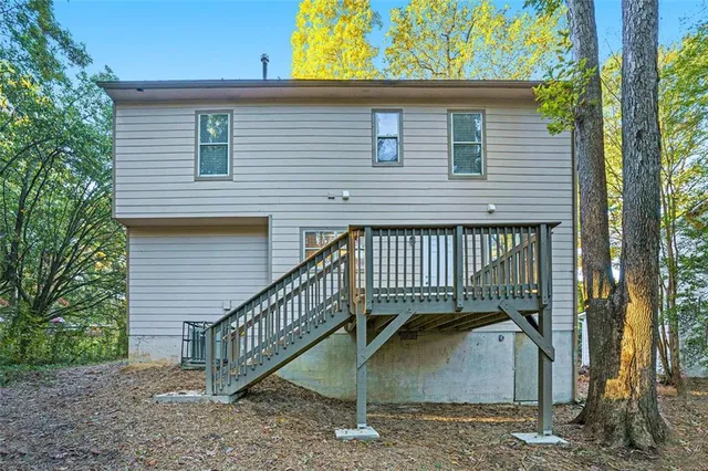 a view of a yard with a tree