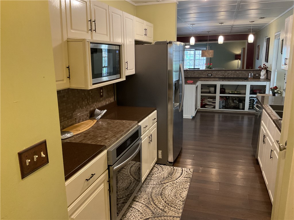 229 Cub Cove Drive Walhalla, SC 29691 - Photo 18 of 50 This spacious kitchen offers ample cabinetry and counter space, ideal for culinary creations and entertaining.