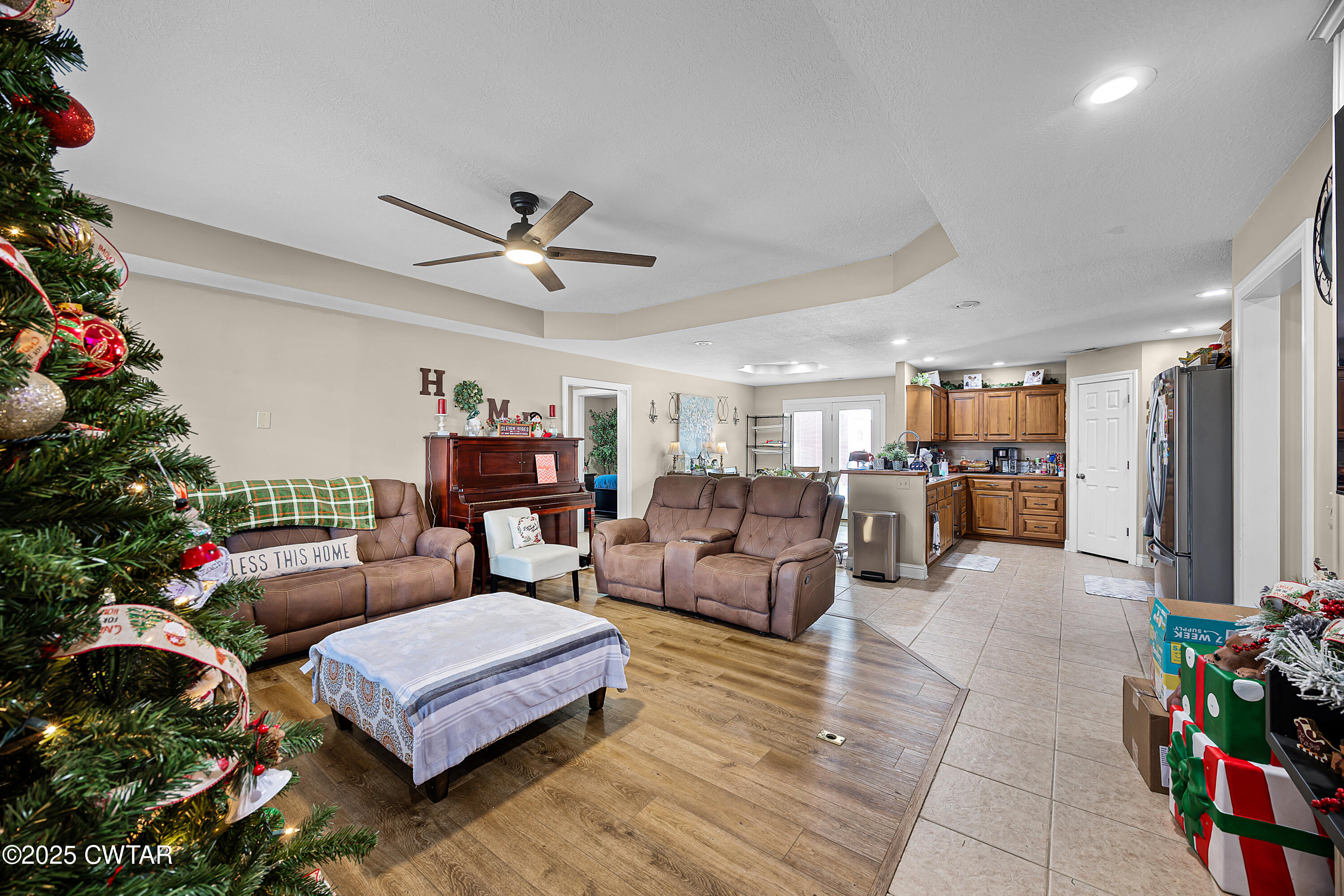 18232 Highway 79 Gadsden, TN 38337 - Photo 2 of 22 a living room with furniture and flowers