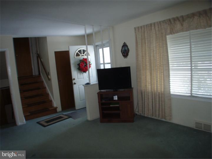 14 Matthews Road Newark, DE 19713 - Photo 2 of 12 Living Room