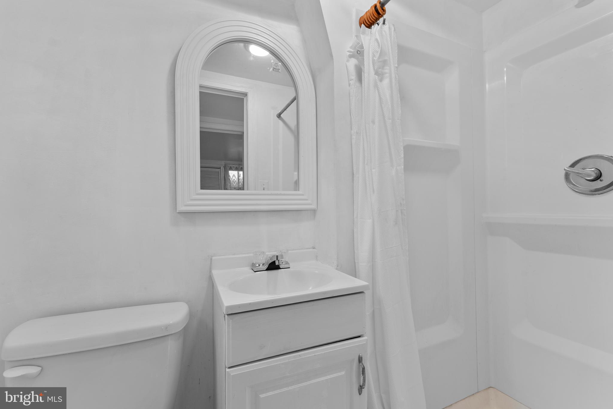633 Walker Avenue Baltimore, MD 21212 - Photo 28 of 32 a bathroom with a toilet sink and mirror