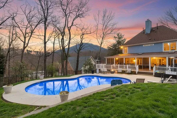 $979,000 | 522 Waterford Drive Southeast, Roanoke, VA 24014