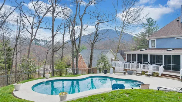 $979,000 | 522 Waterford Drive Southeast, Roanoke, VA 24014