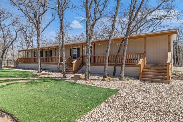 a view of a house with backyard