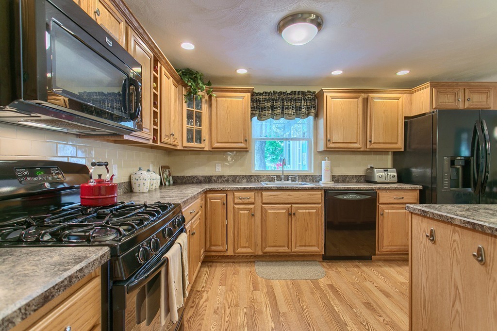 7 Schofield Road Chelmsford, MA 01824 - Photo 9 of 30 Gallery Image 9