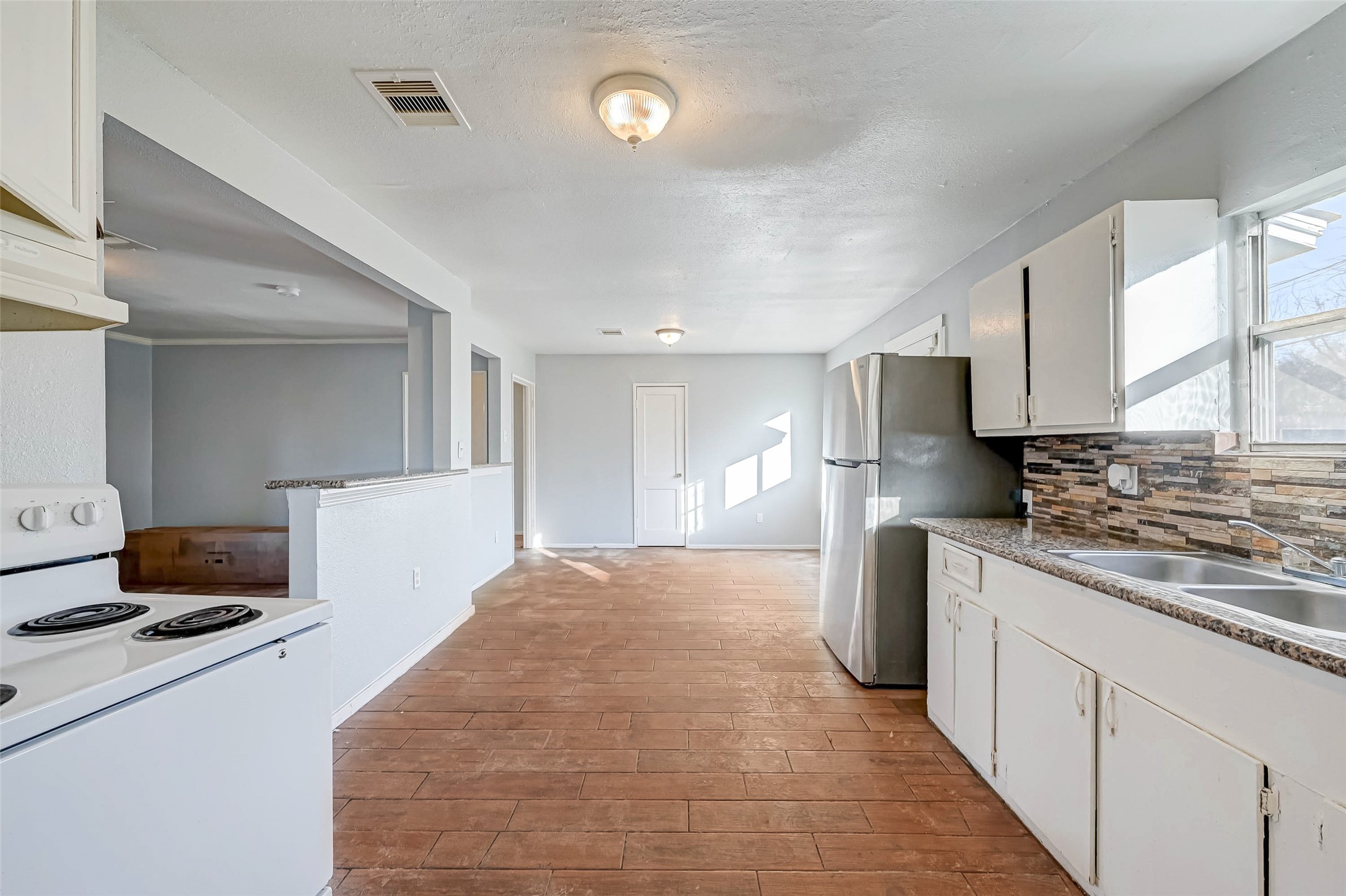 5322 Westover Street Houston, TX 77033 - Photo 2 of 8