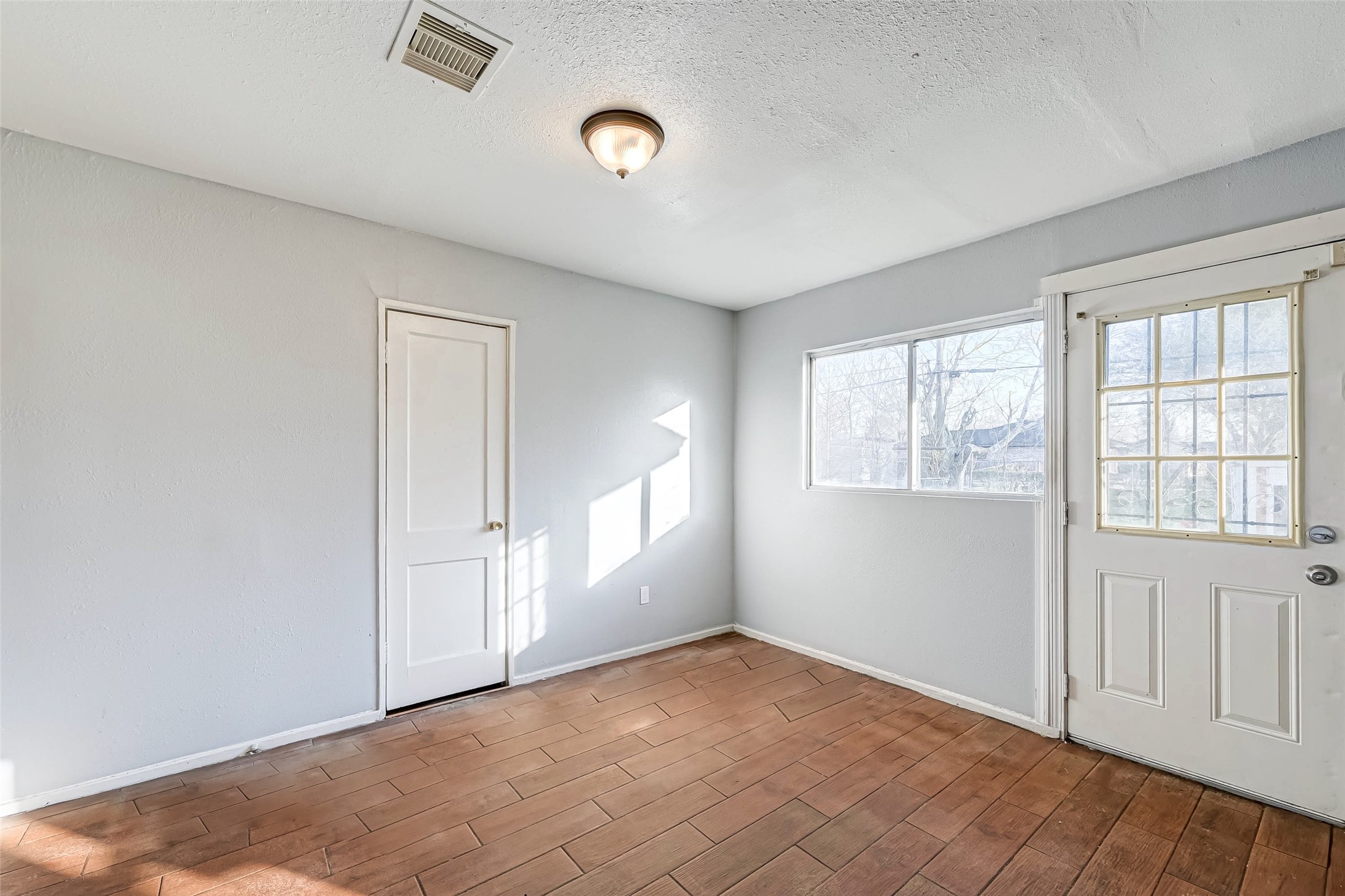 5322 Westover Street Houston, TX 77033 - Photo 4 of 8