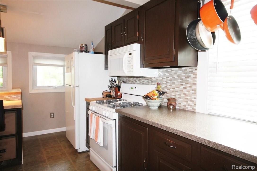 213 Roth Boulevard Clawson, MI 48017 - Photo 8 of 20 IMG_5865.JPG