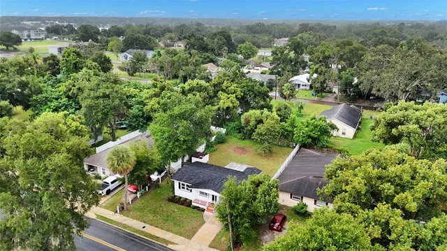 a view of a house with yard and porch