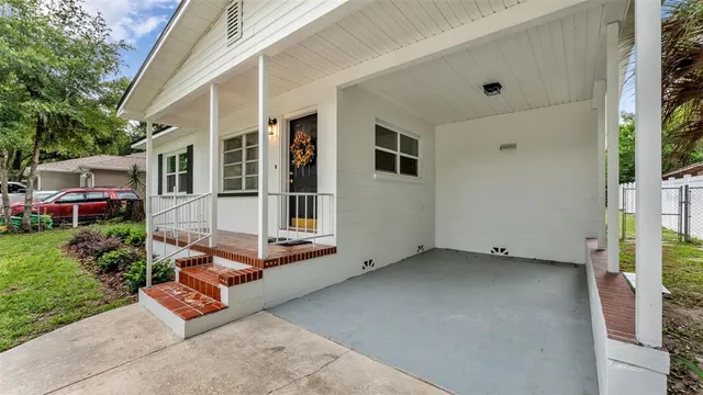 a view of a house with backyard