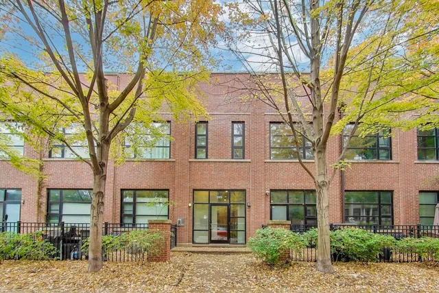 $675,000 | 2105 West Concord Place, Unit 5, Chicago, IL 60647