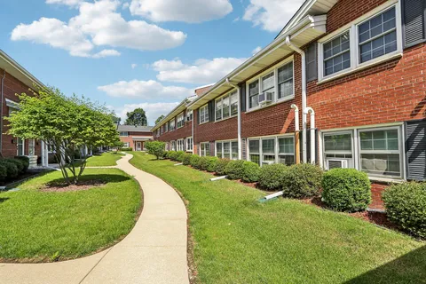$99,100 | 3119 South 122nd Street, Unit 17, West Allis, WI 53227