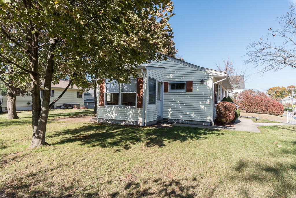 1747 Mendon Road Woonsocket, RI 02895 - Photo 5 of 26
