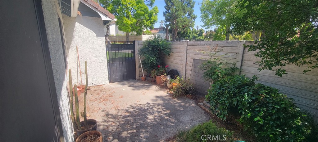 4 Dearborn Circle Redlands, CA 92374 - Photo 11 of 17 a backyard of a house with table and chairs and a large tree