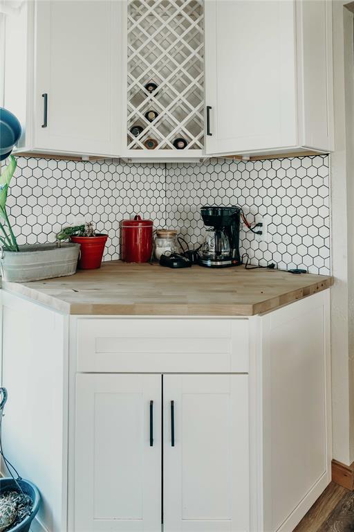 1740 Highway 2247 Comanche, TX 76442 - Photo 15 of 38 Bar area featuring backsplash