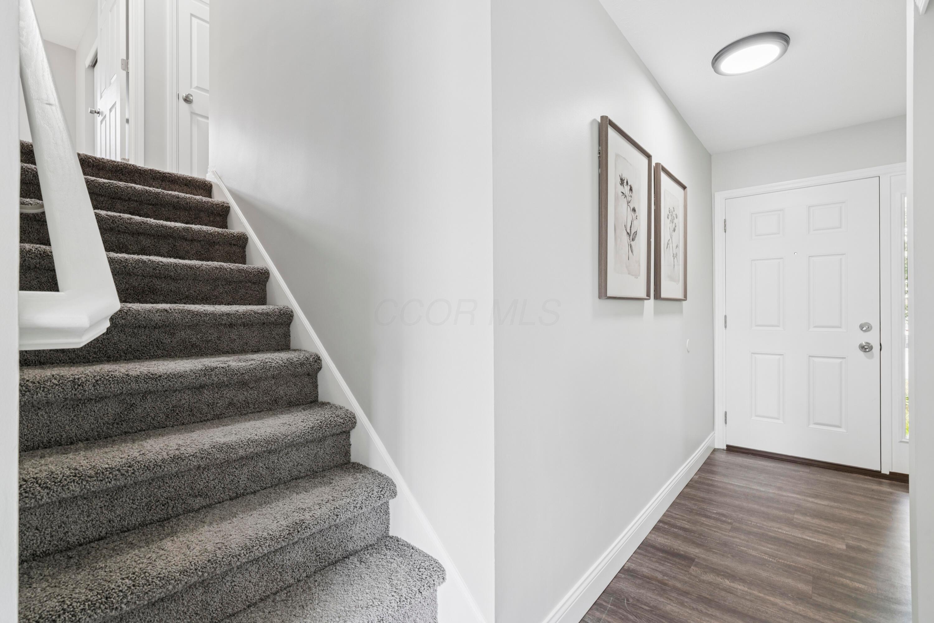 5440 Aspen Road Columbus, OH 43229 - Photo 23 of 52 Stairs / Entryway