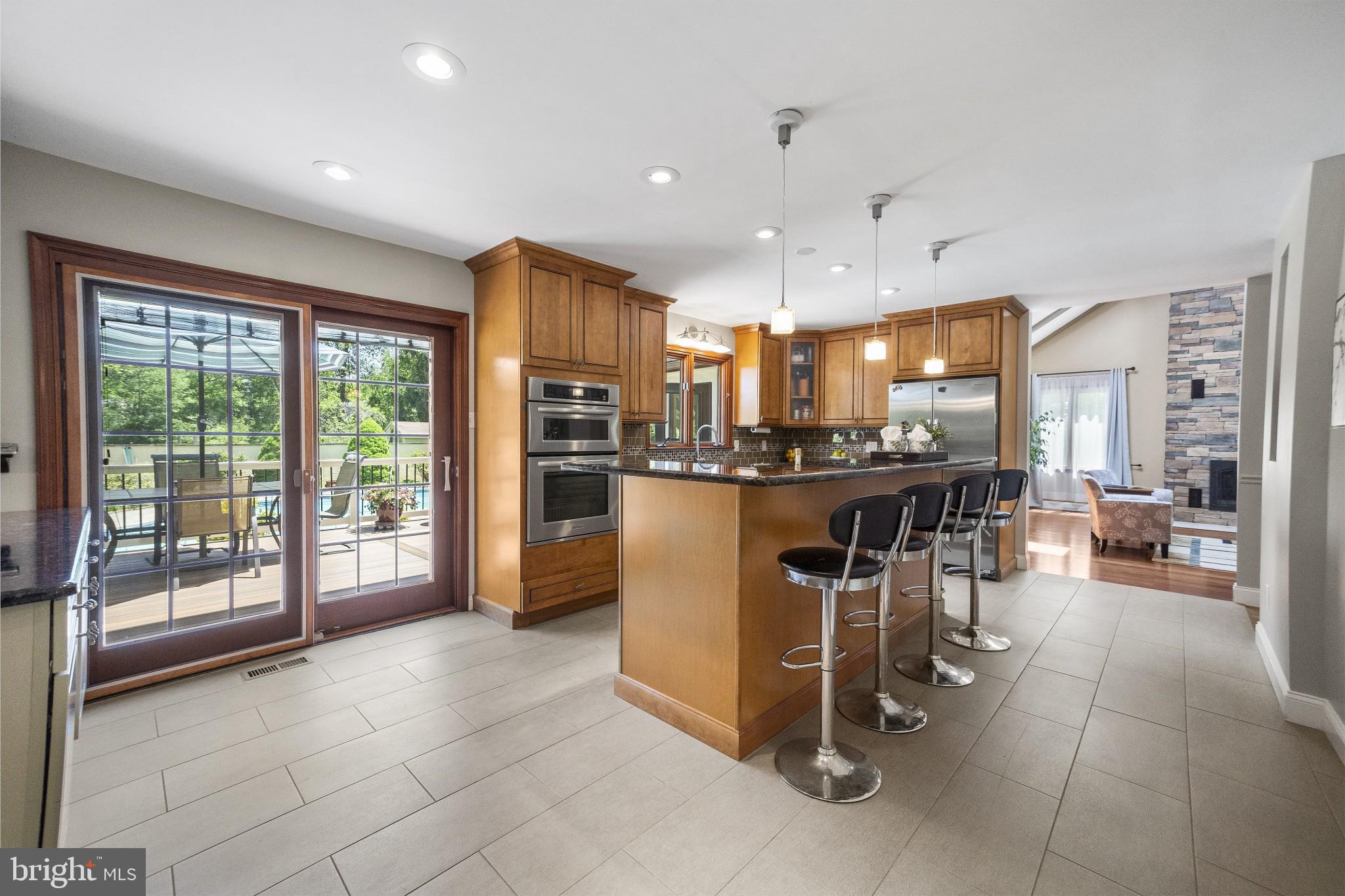 Eat-in Kitchen with exit to deck