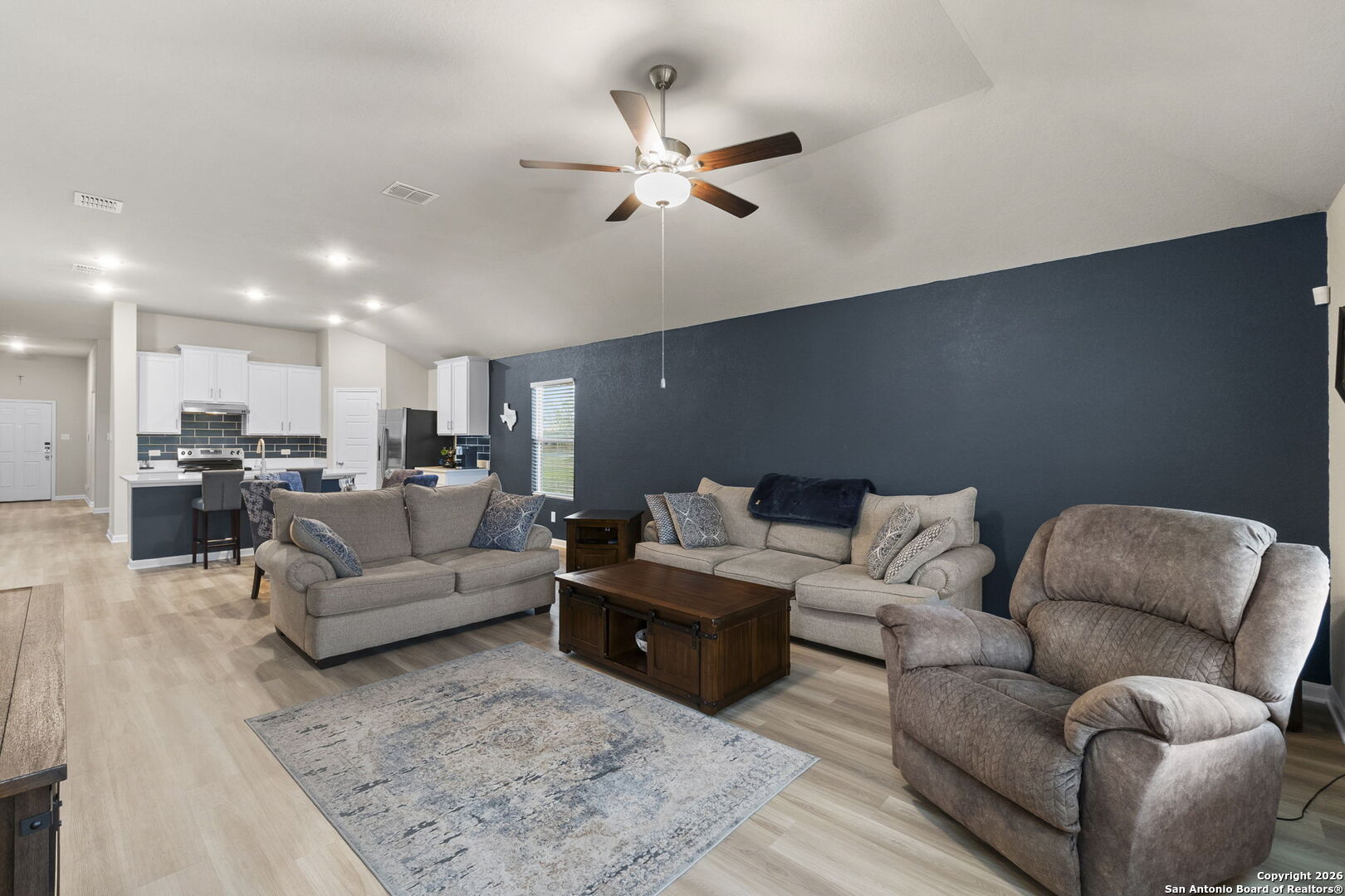 20825 Pleasanton Road San Antonio, TX 78264 - Photo 11 of 33 a living room with furniture