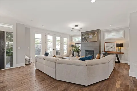 $790,000 | 725 West 44th Terrace, Kansas City, MO 64111