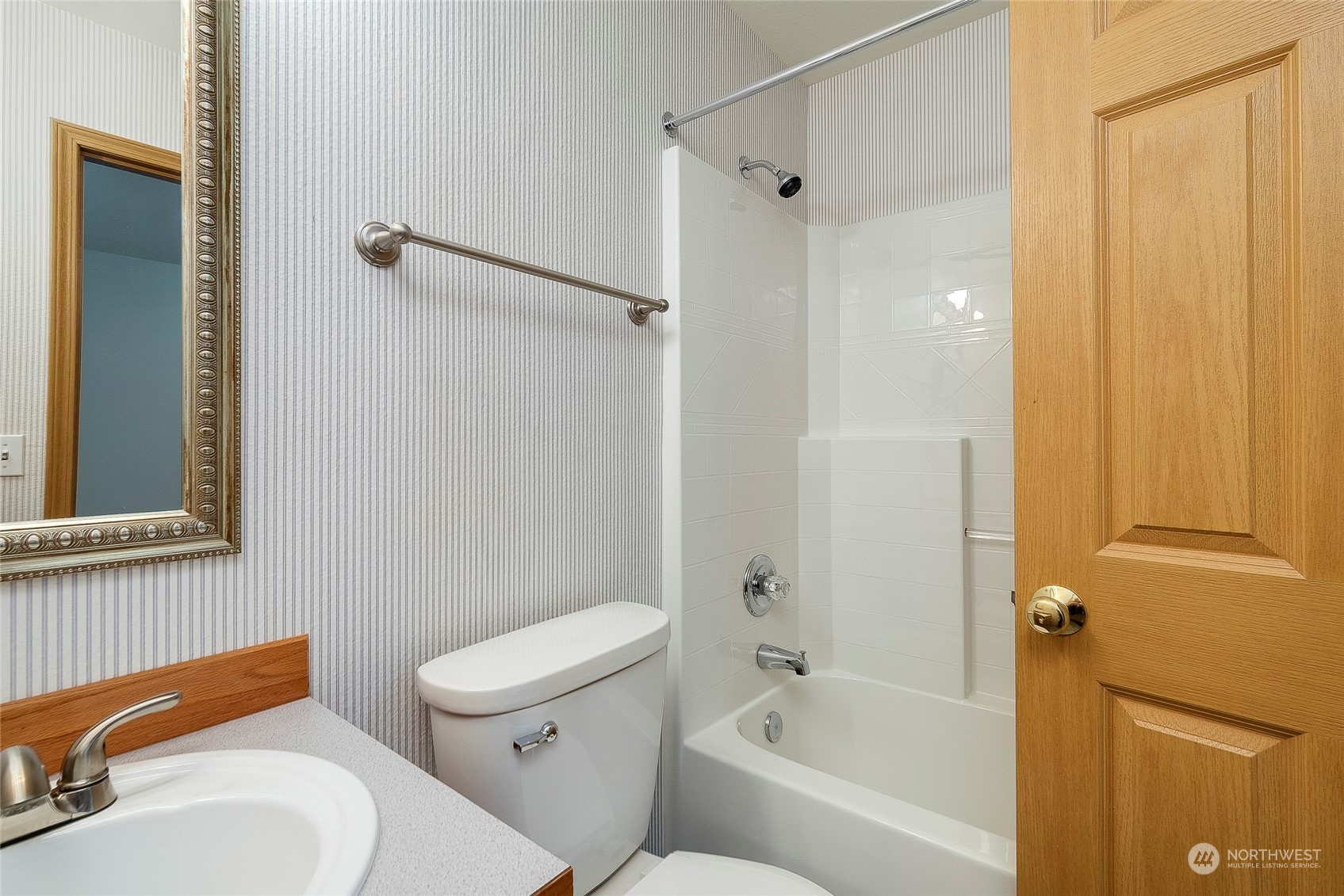 4700 Parker Road East Sumner, WA 98390 - Photo 16 of 40 a bathroom with a toilet and a bathtub