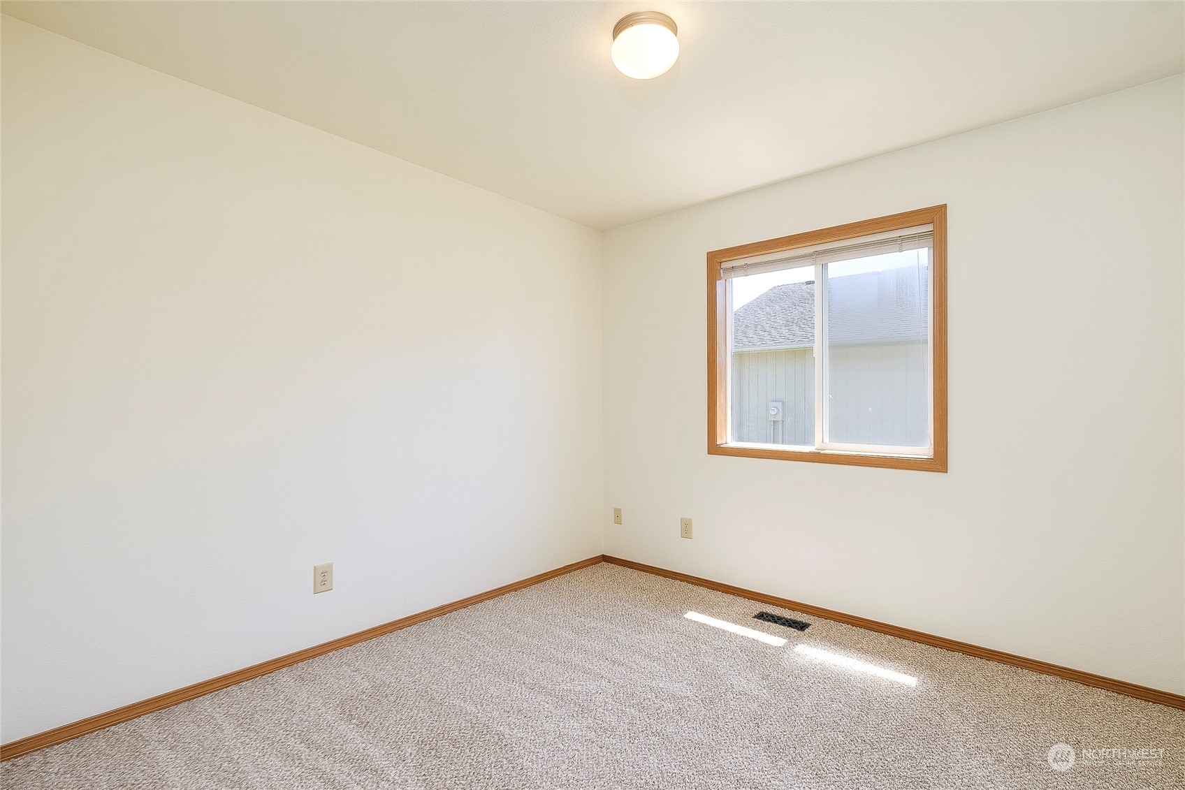 4700 Parker Road East Sumner, WA 98390 - Photo 18 of 40 an empty room with a window