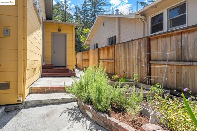 a view of a back yard of the house