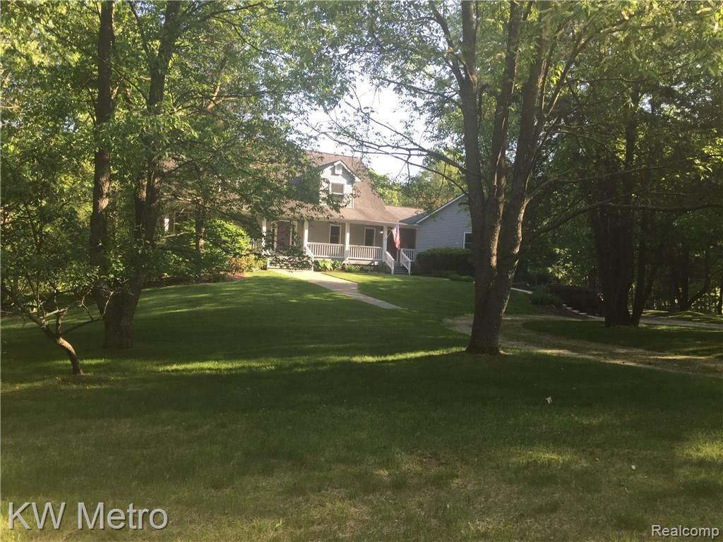 2211 West Wardlow Road Highland, MI 48357 - Photo 2 of 53 Front from road in Summer