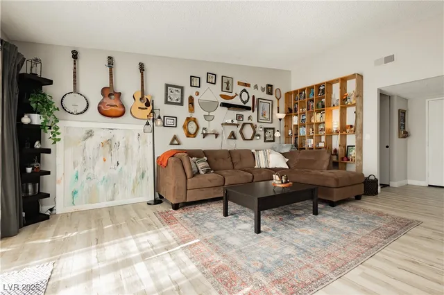 $2,100 | 5235 Sunnywood Drive, Las Vegas, NV 89120