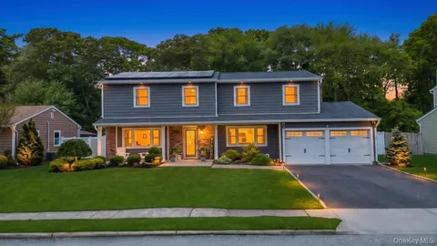 $899,999 | 20 Canterbury Court, Oakdale, NY 11769