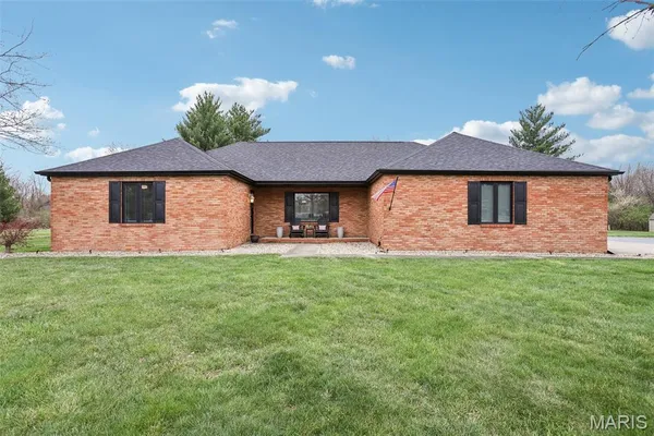 $425,000 | 74 Horseshoe Lane, Litchfield, IL 62056