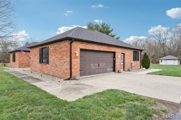 $425,000 | 74 Horseshoe Lane, Litchfield, IL 62056