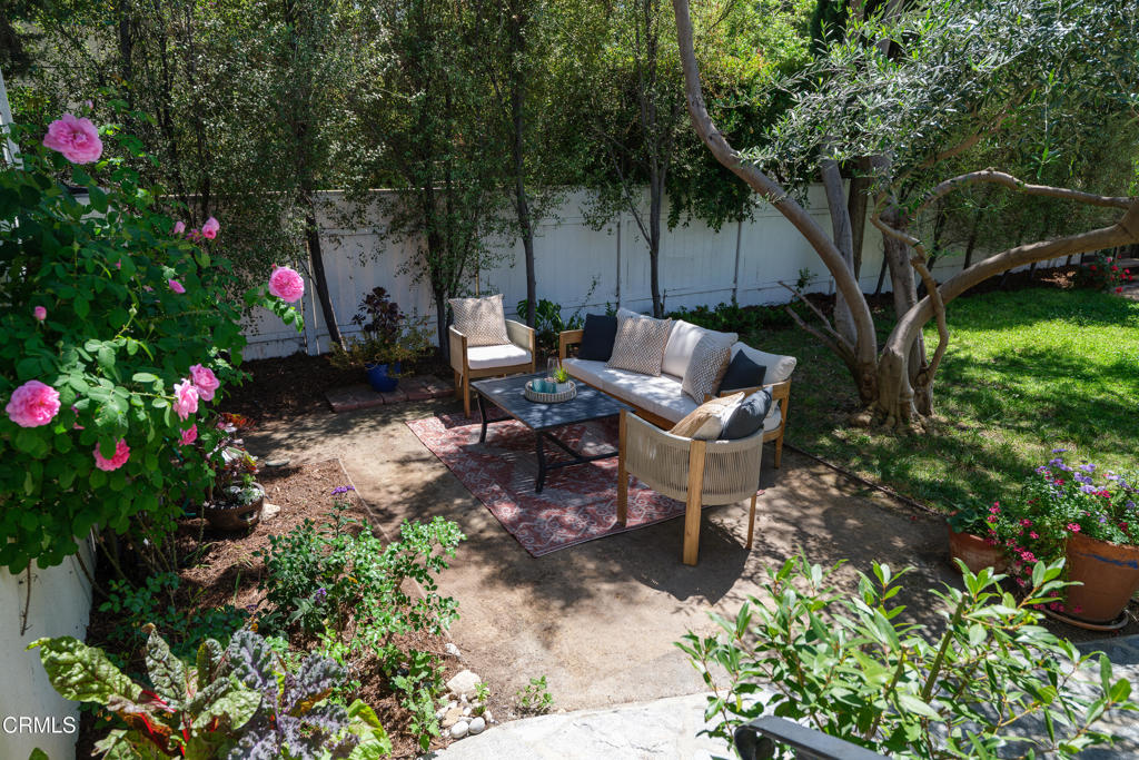 859 Sunset Avenue Pasadena, CA 91103 - Photo 38 of 76 a garden view with a seating space