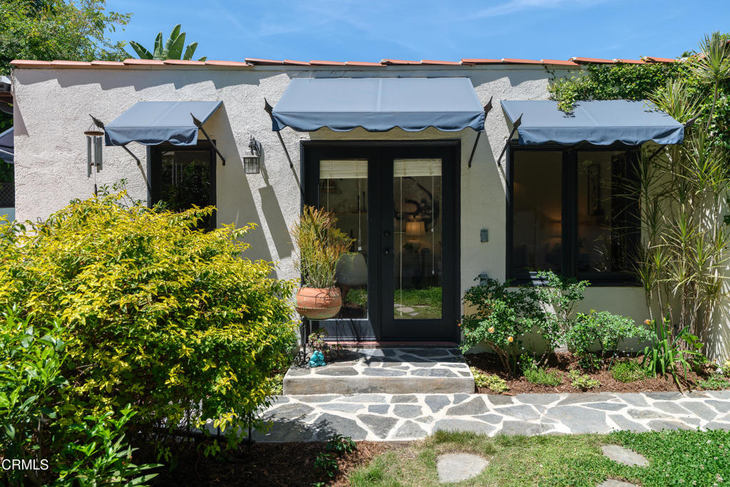 859 Sunset Avenue Pasadena, CA 91103 - Photo 42 of 76 front view of a house with a yard