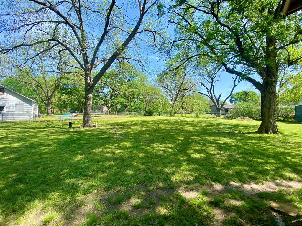 1115 South 6th Street Bonham, TX 75418 - Photo 20 of 23 a view of a park with a tree