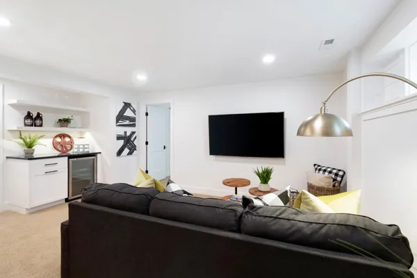 $6,000 | 231 Manitoba Avenue, Unit MAIN LEVEL, Wayzata, MN 55391