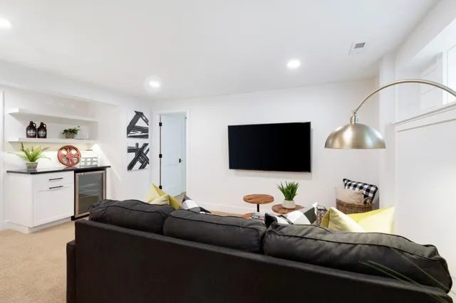 $6,000 | 231 Manitoba Avenue, Unit MAIN LEVEL, Wayzata, MN 55391