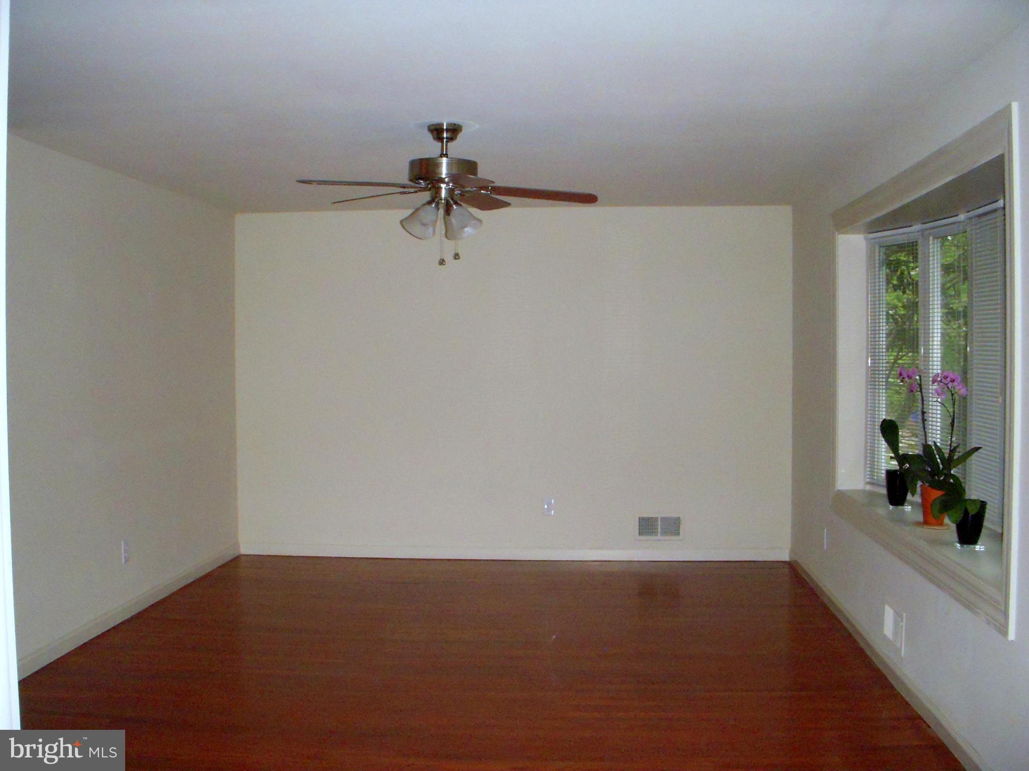9503 Curran Road Silver Spring, MD 20901 - Photo 9 of 25 Living Room