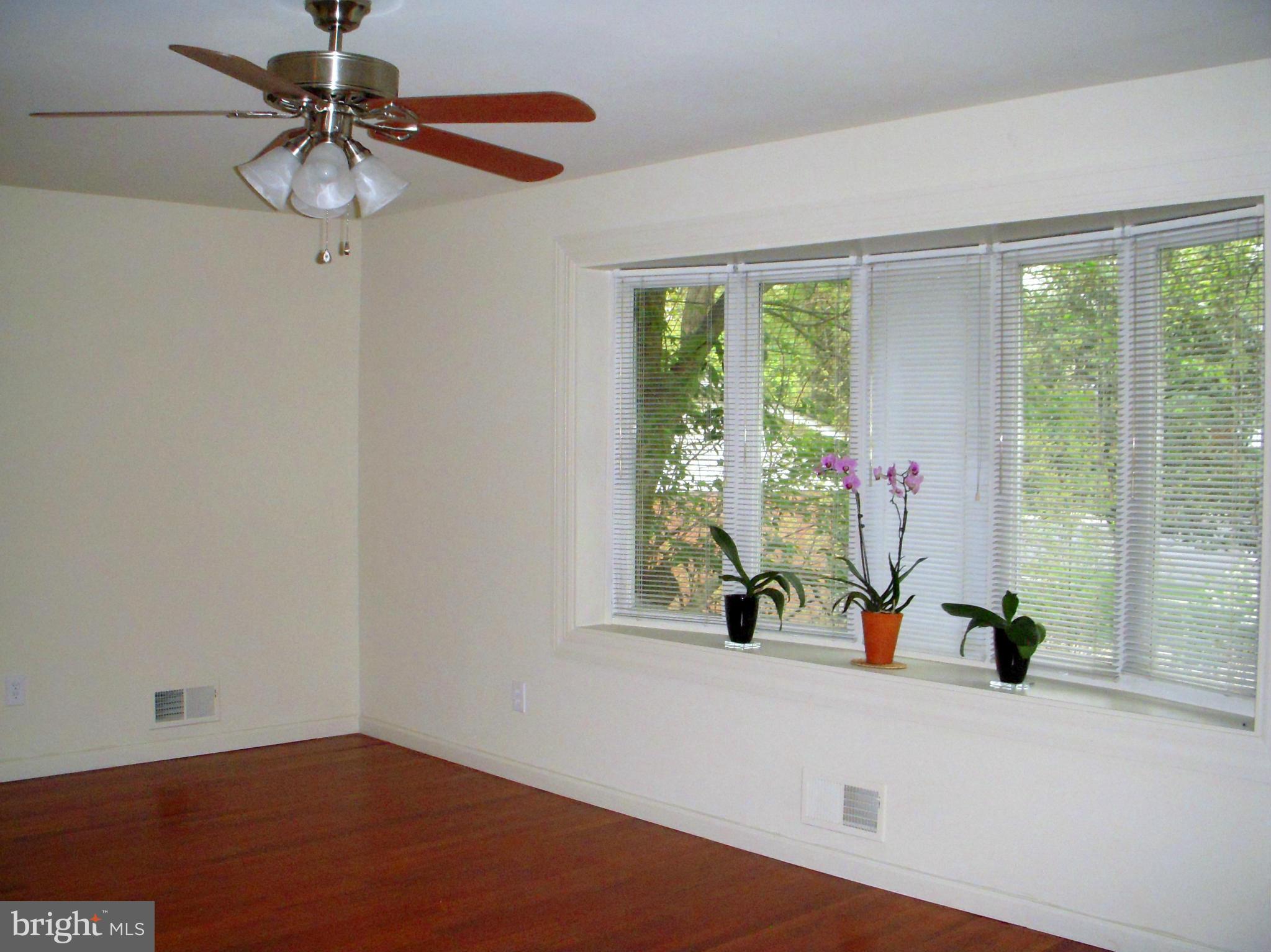 9503 Curran Road Silver Spring, MD 20901 - Photo 10 of 25 Living Room