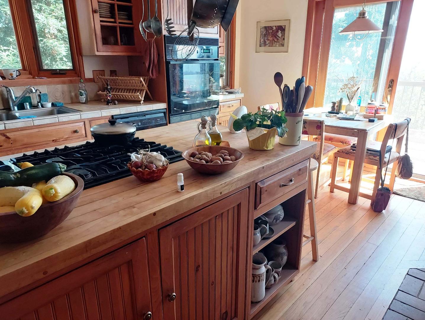 1495 Dons Road Boulder Creek, CA 95006 - Photo 10 of 40 a kitchen with a table and chairs in it