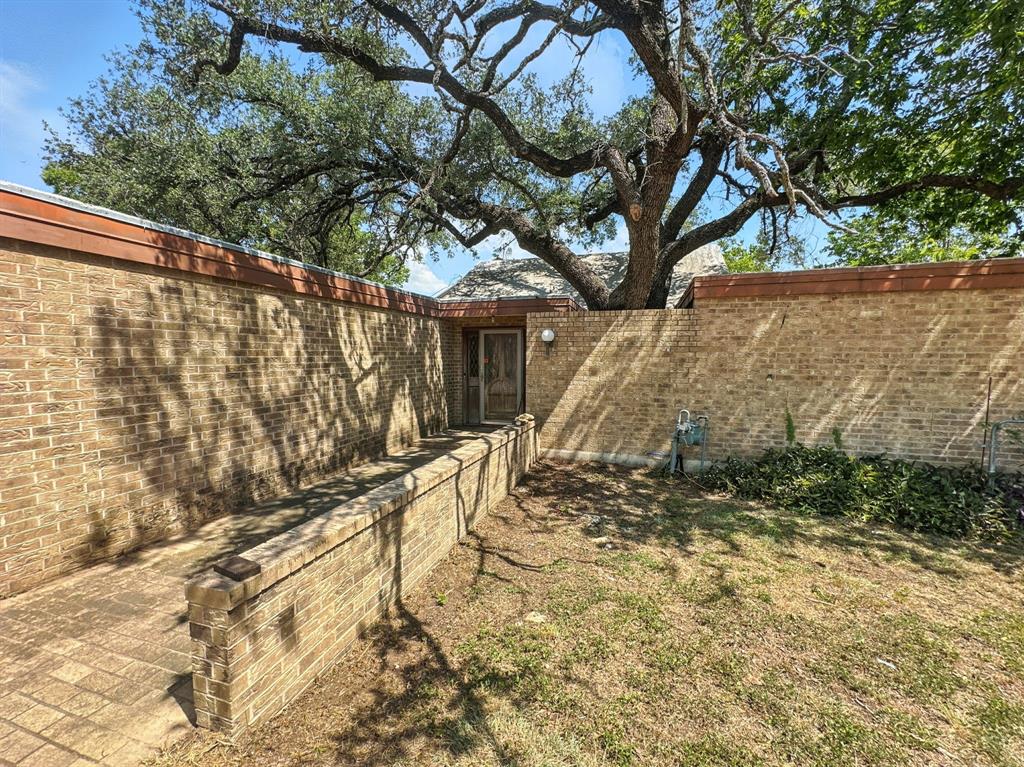 601 East Henry Street Hamilton, TX 76531 - Photo 1 of 1 View of yard with a patio