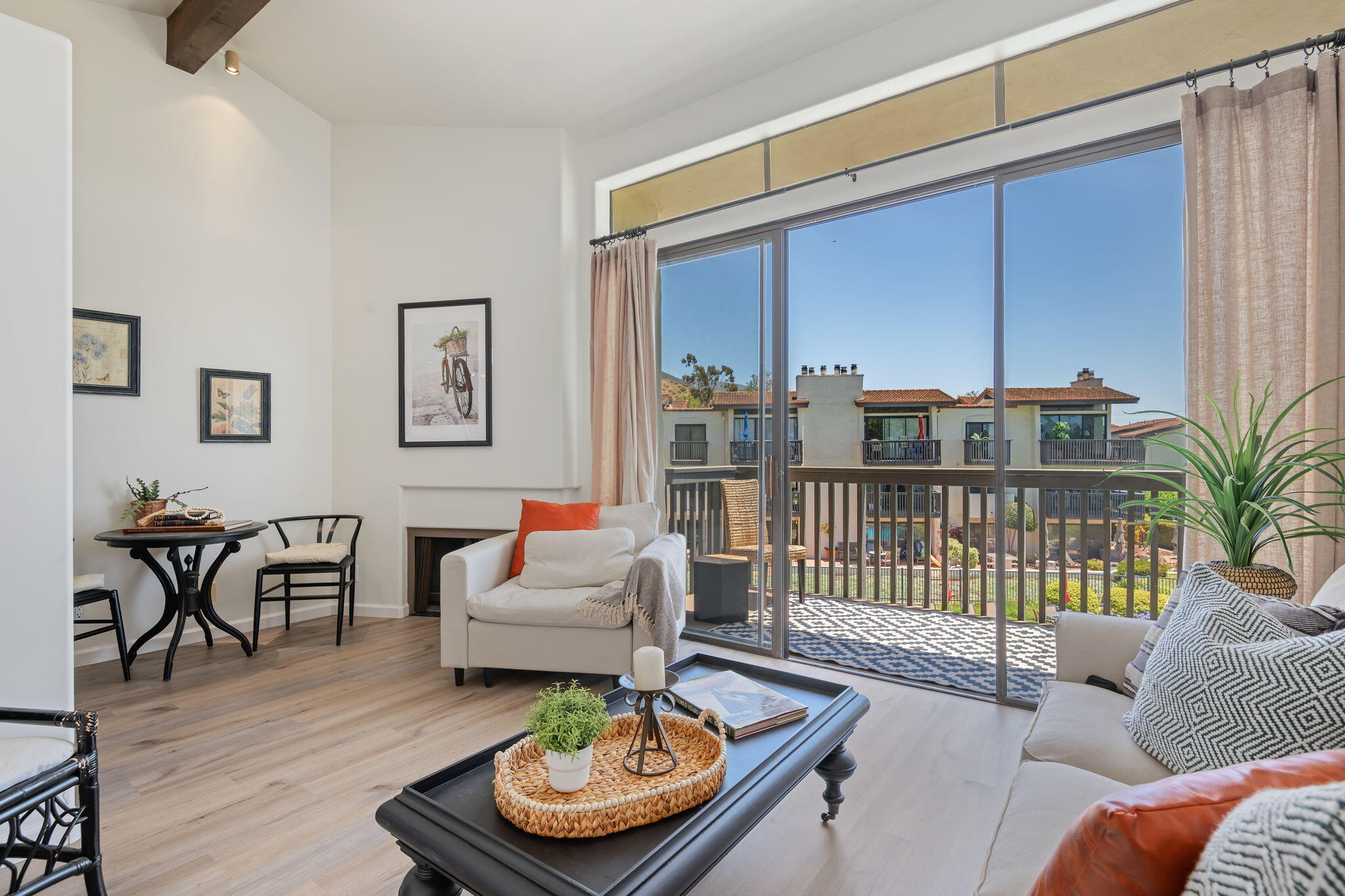 3375 Foothill Road, Unit 833 Carpinteria, CA 93013 - Photo 5 of 23 07 - Living Room